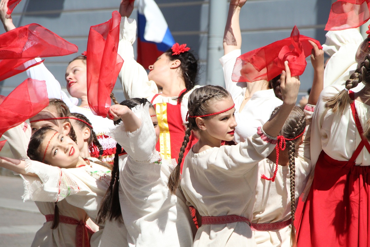 Танец на день России